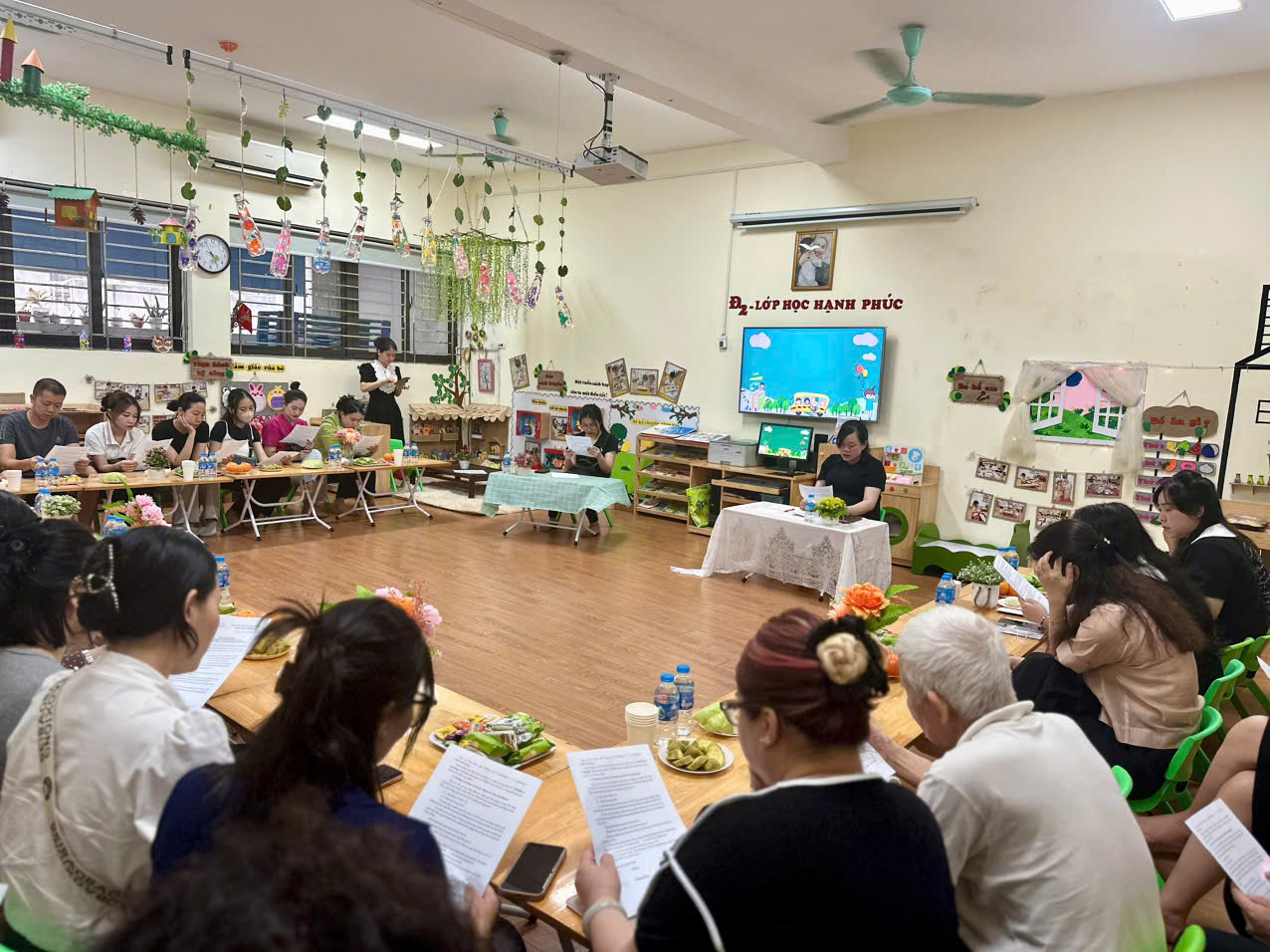 Buổi gặp mặt cuối năm đong đầy cảm xúc của các cô giáo và toàn thể phụ huynh lớp Nhà trẻ D1.