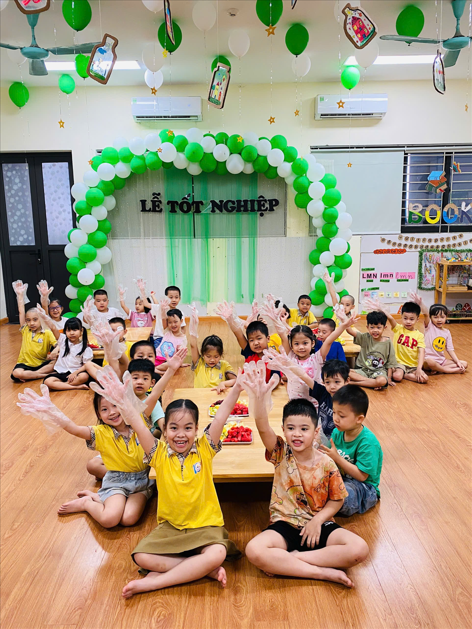 Giải nhiệt ngày hè với món “Hoa quả xiên” cùng các bé lớp MGL A5 trường Mẫu Giáo Số 10