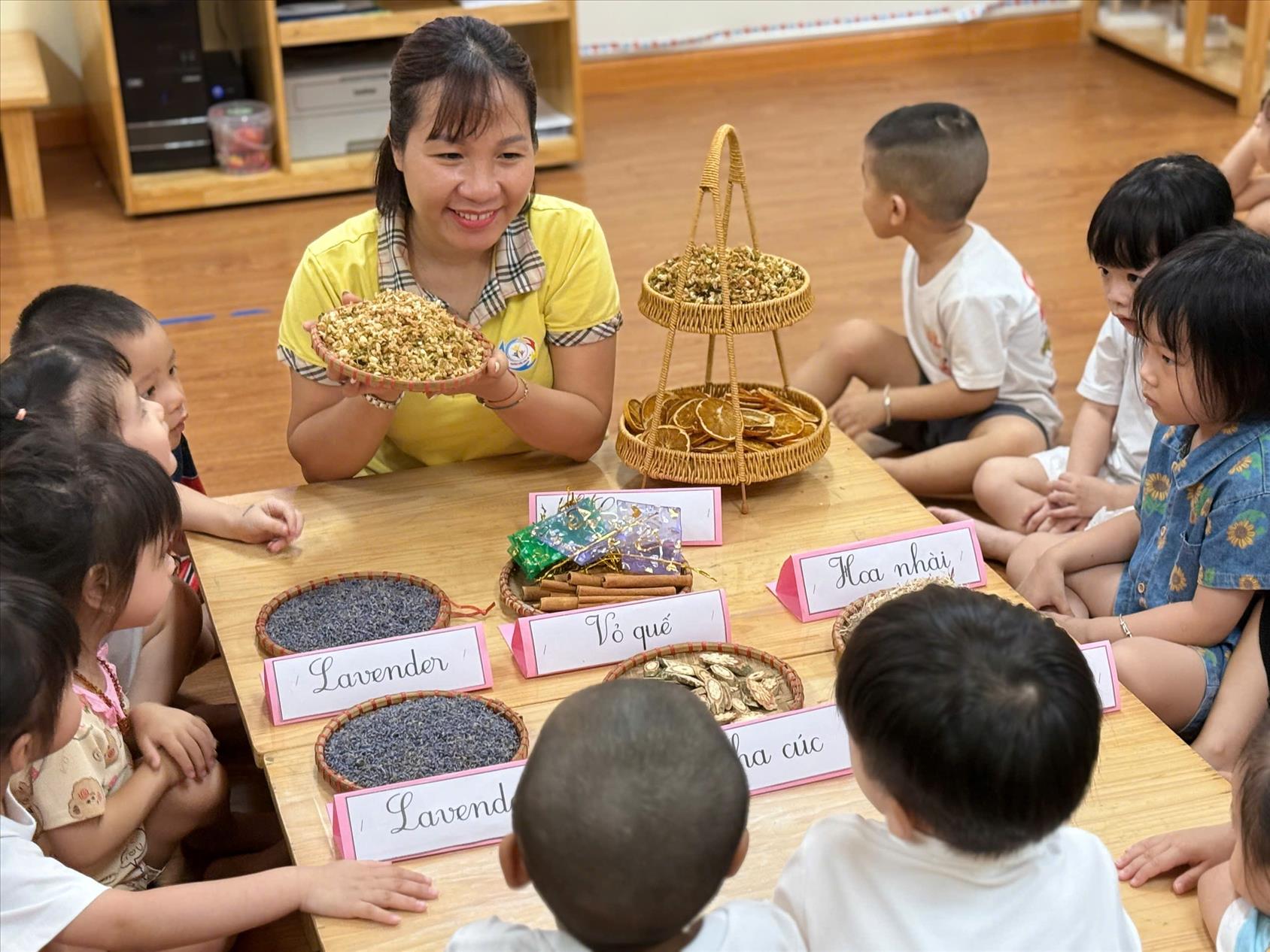 Hoạt động trải nghiệm: "Bé làm túi thơm tặng bố mẹ" của các bé lớp C3