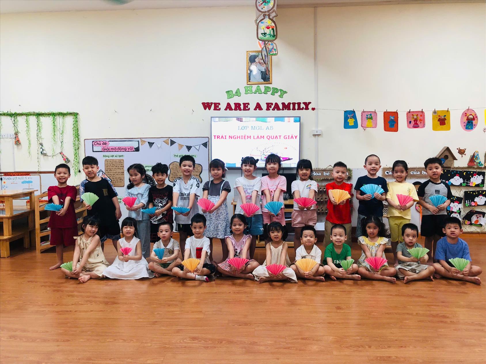 Các bé lớp A5 với hoạt động trải nghiệm "Gấp quạt Giấy"