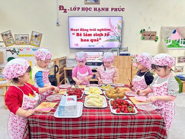 Mùa hè mát lành với hoạt động trải nghiệm “ Bé cùng Cô  làm sinh tố hoa quả” của các con lớp Nhà trẻ D1