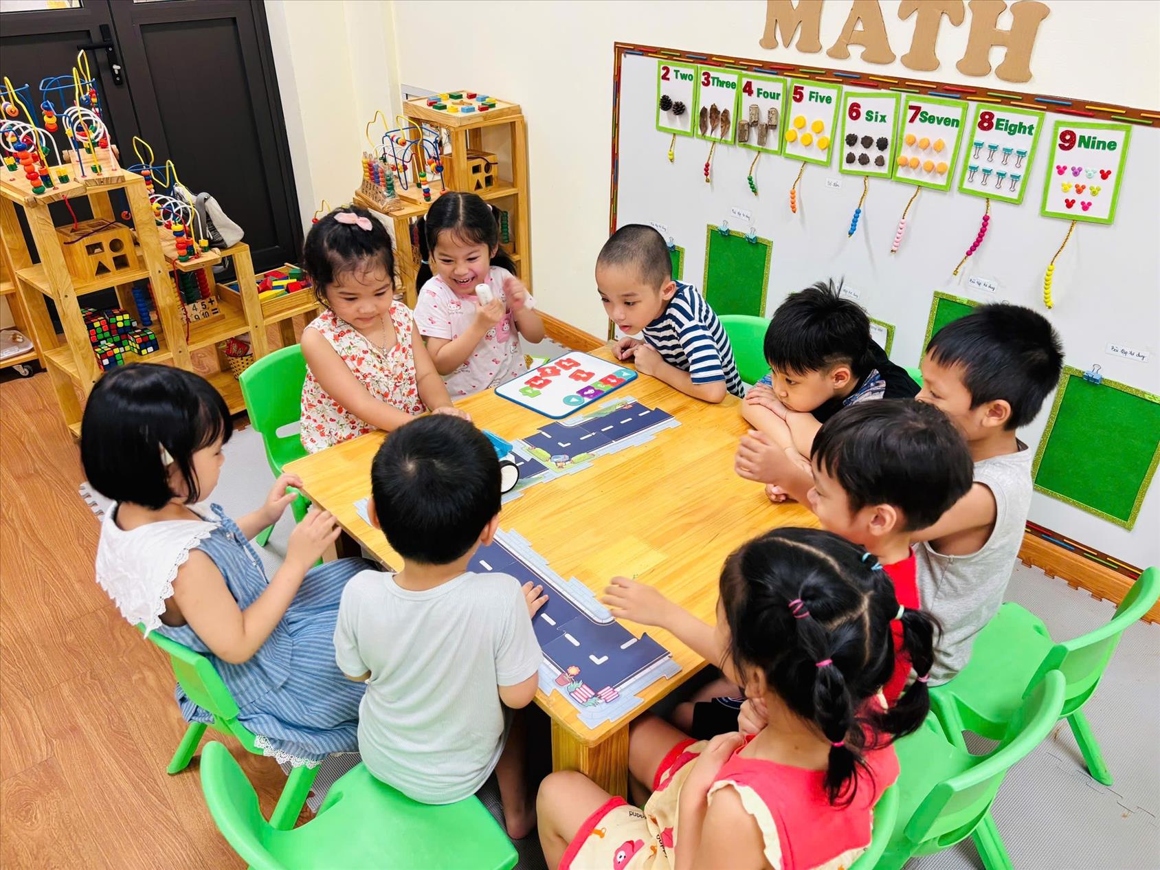 Mùa hè bố ích và lí thú của các bé lớp MGL A5 trường Mẫu Giáo Số 10.