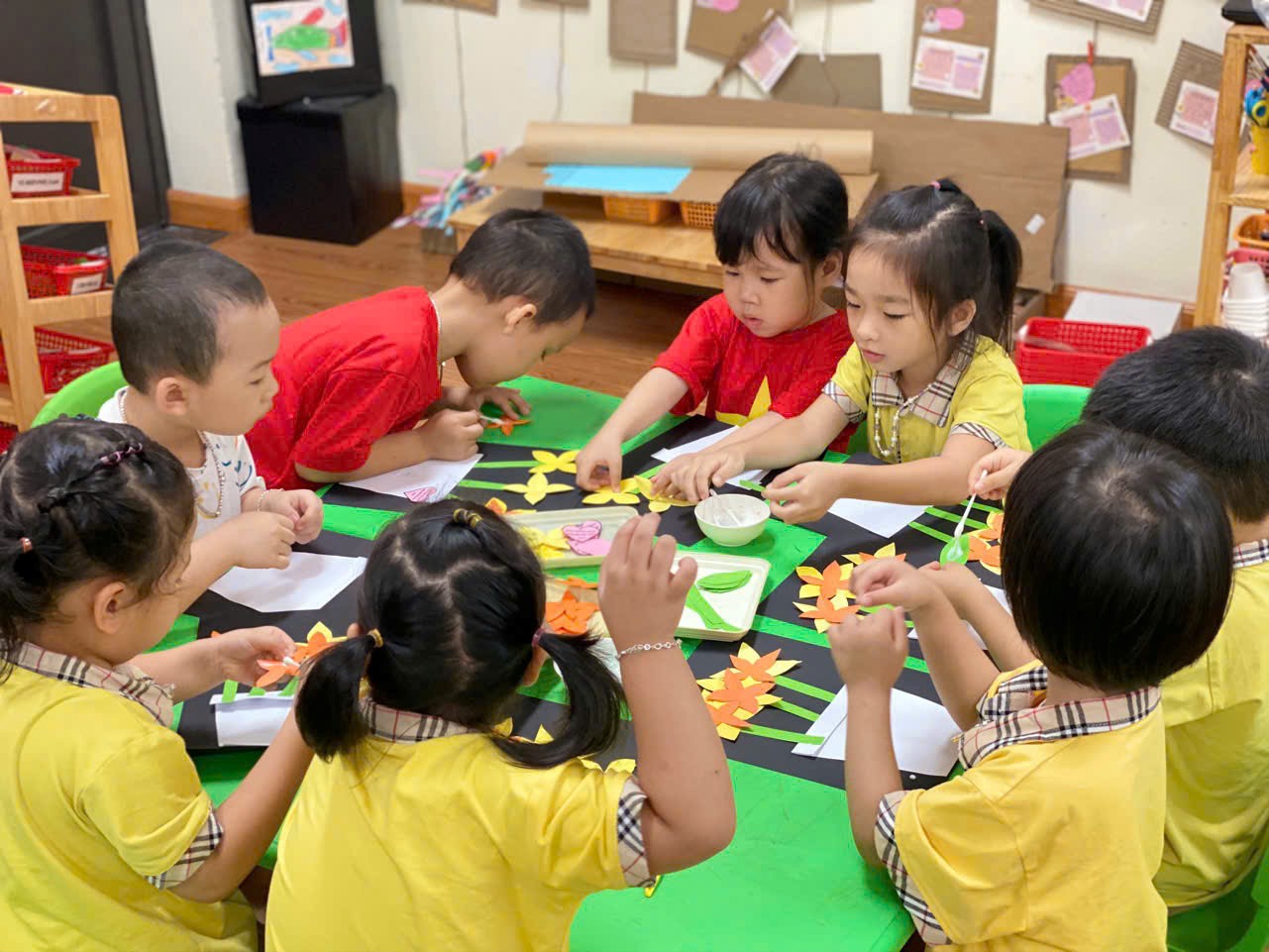 “BIẾN HÓA’’  GIẤY MÀU THÀNH LỌ HOA XINH ĐẸP CÙNG CÁC BÉ LỚP B1