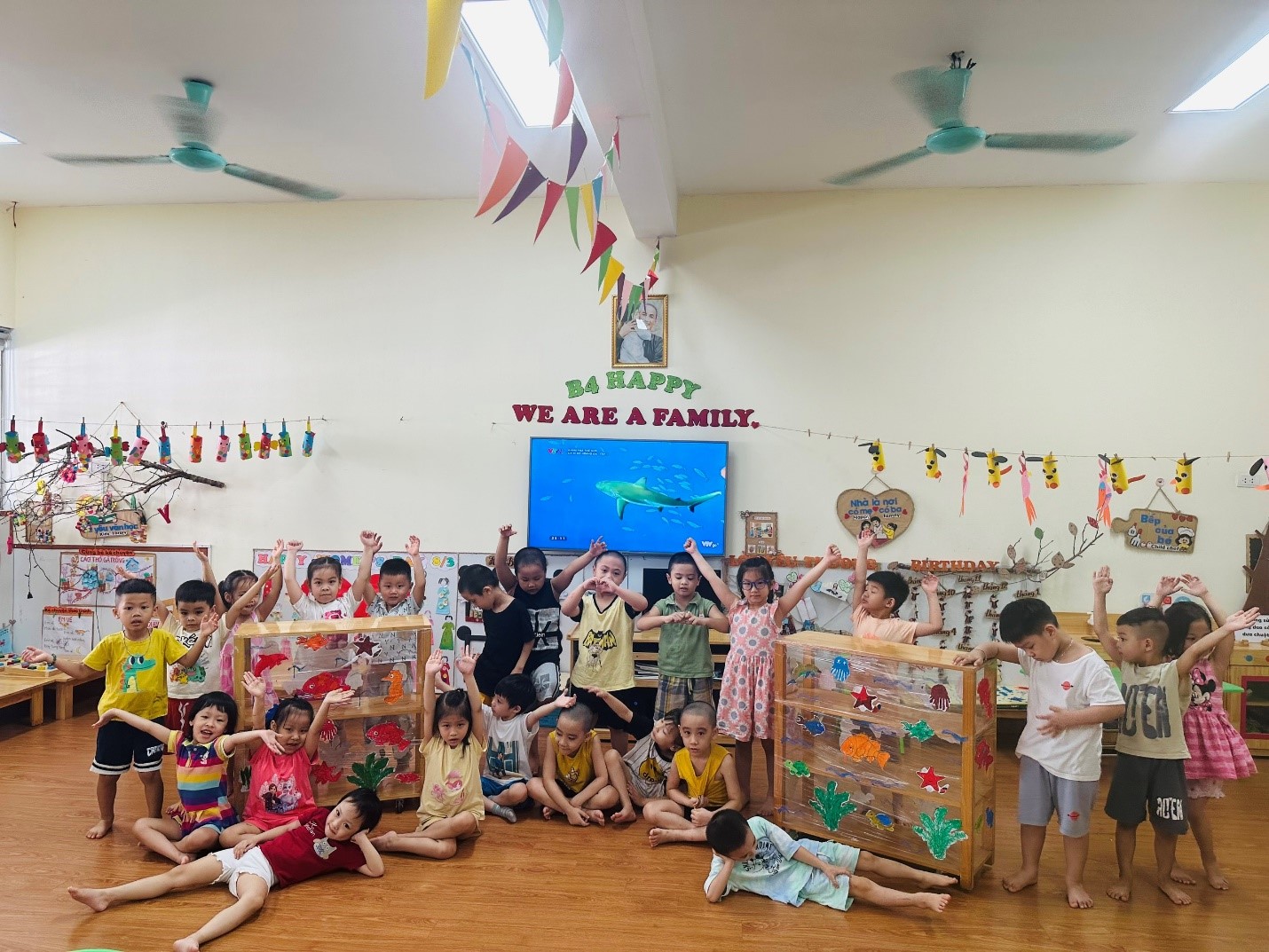 Cùng các bạn nhỏ B3 làm Đại Dương thu nhỏ