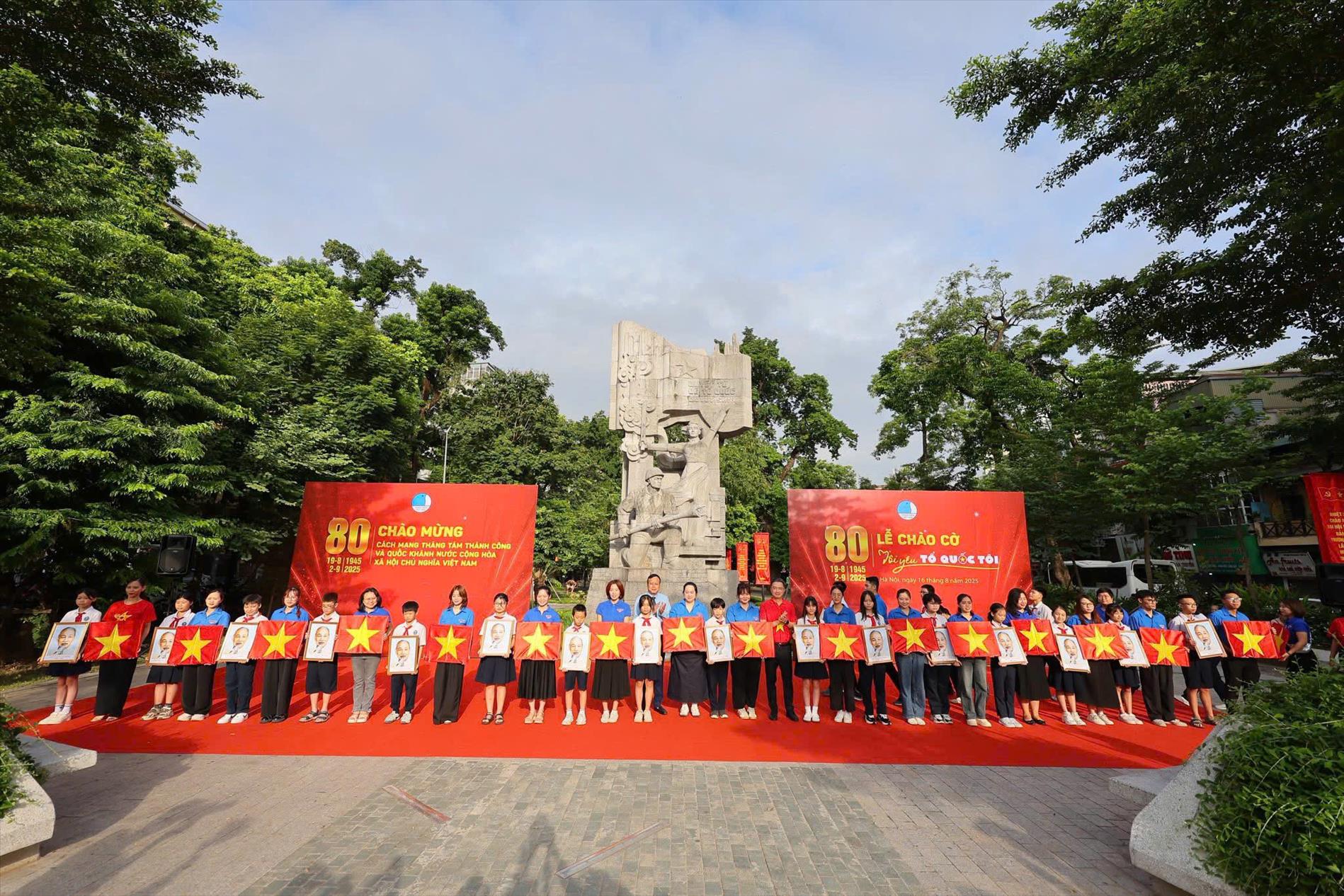 Đoàn thanh niên trường Mẫu giáo Số 10 tham dự Lễ Chào Cờ cấp Trung ương