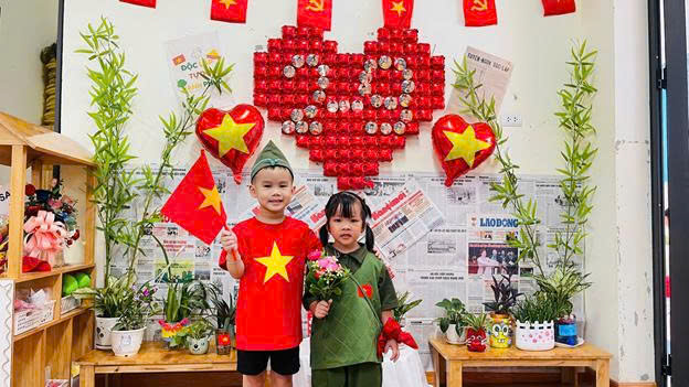 Sắc cờ đỏ thắm mừng Tết Độc Lập của cô và trò lớp mẫu giáo nhỡ B2