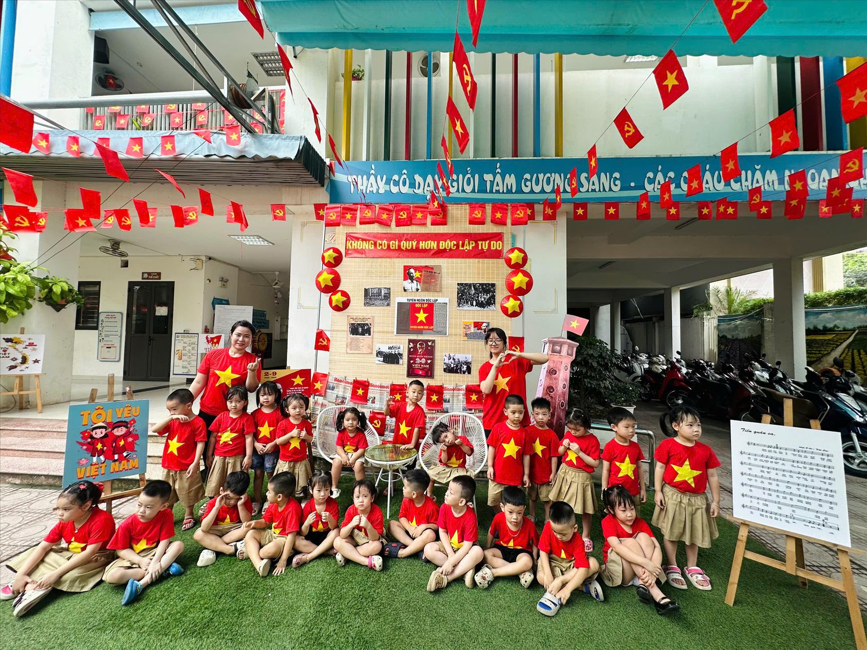 Lớp B4 trong buổi hoạt động chào cờ hưởng ứng đại lễ A80 - Kỷ niệm 80 năm ngày Quốc khánh 2/9