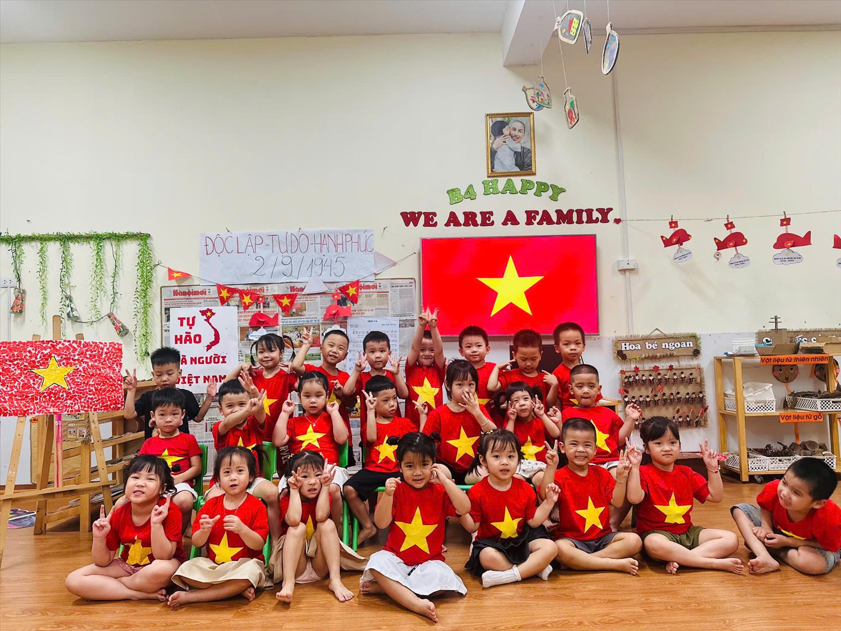 Các bé lớp B4 hào hứng với hoạt động tạo hình: Xé dán trang trí Lá cờ Tổ quốc