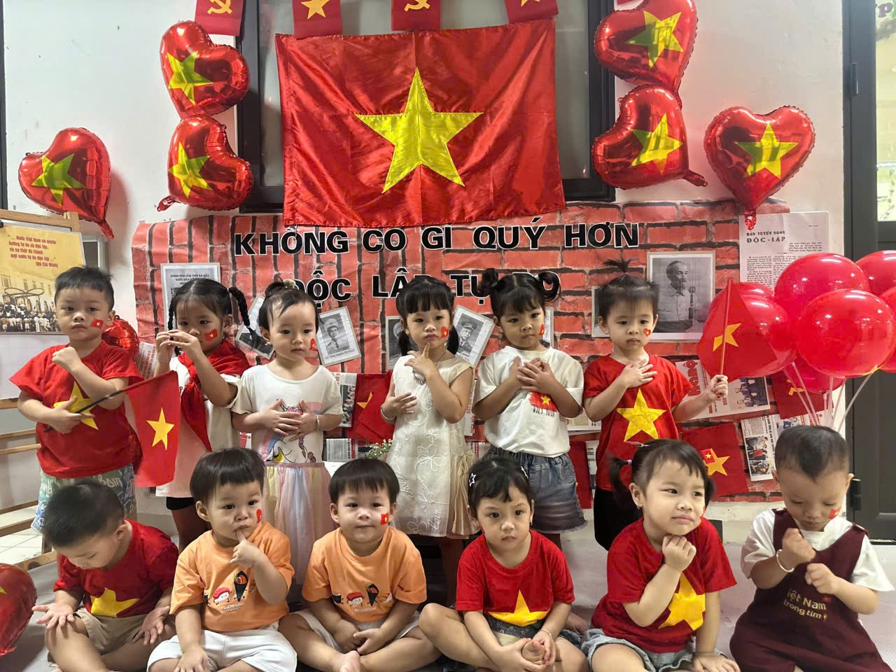 Khoảnh khắc đáng yêu của bạn nhỏ lớp Nhà trẻ D1 Trường Mẫu Giáo số 10 khi được chào mừng kỉ niệm 80 năm ngày Quốc Khánh 2/9.