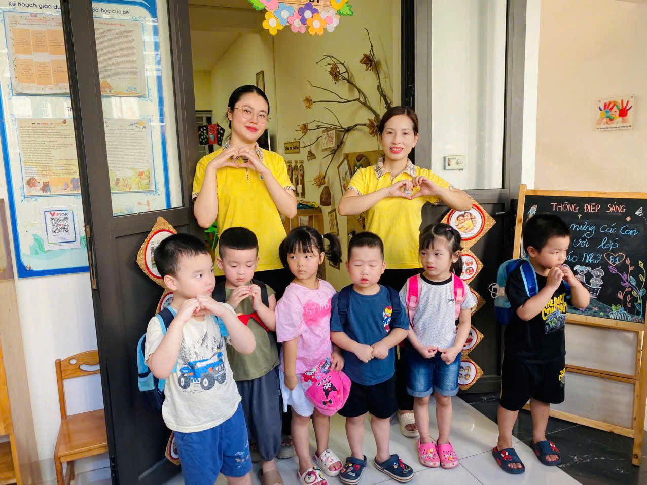 Ngày đầu tiên đến lớp của các bé lớp MG Nhỡ B1 !