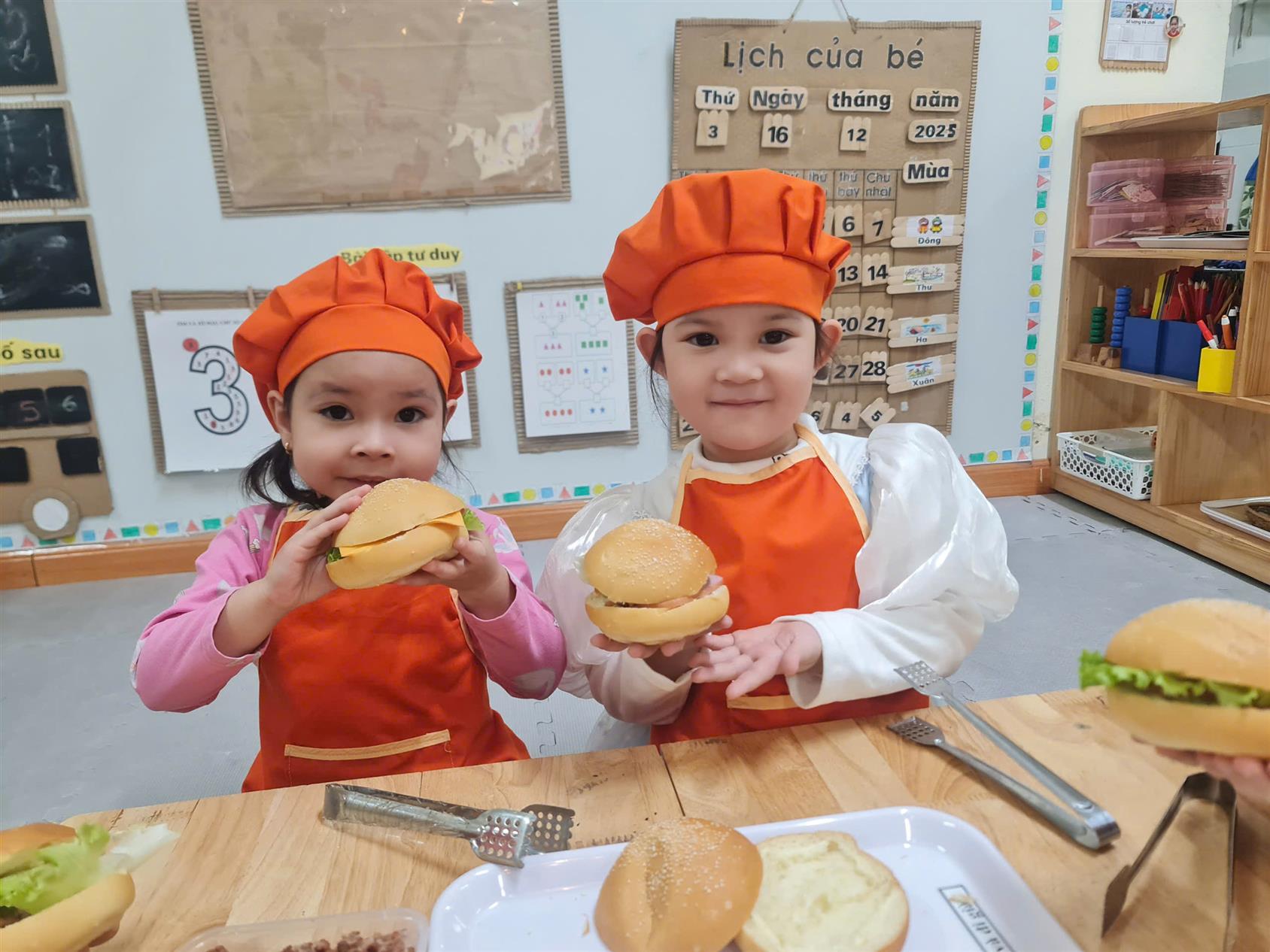 Cùng vào bếp với các bé lớp MGN B3 trổ tài làm nên chiếc bánh Hamburger tuyệt đỉnh🍔👩‍🍳.