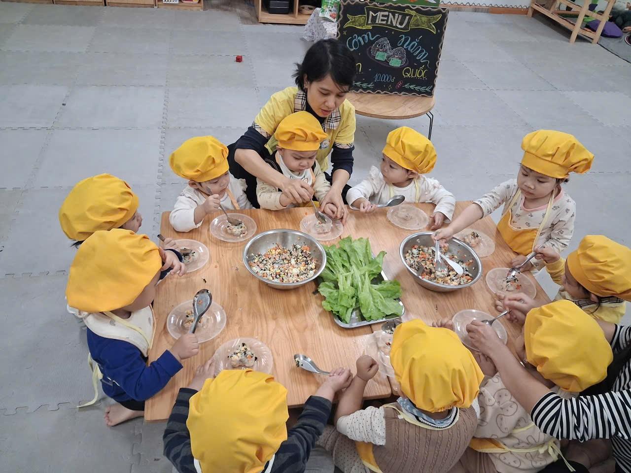 Cùng tham gia trải nghiệm một ngày làm nội trợ cùng các bạn nhỏ lớp D1 với hoạt động làm “Bé làm cơm nắm Hàn Quốc”