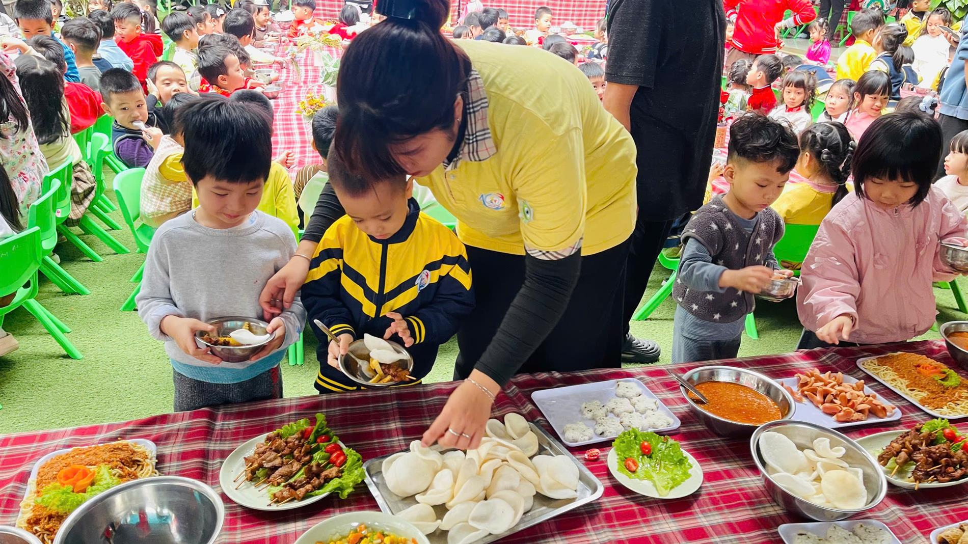 Tiệc buffet chào năm mới 2026 của các bé MGN B2 tại Trường Mầm Non Số 10