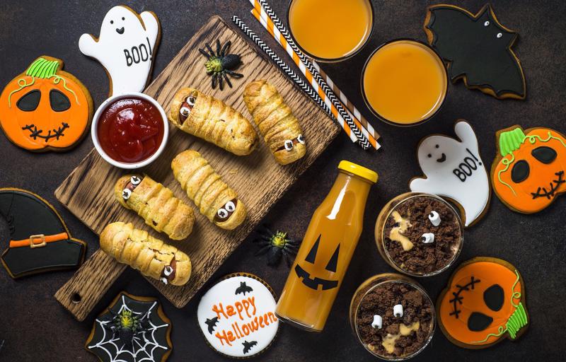 Cha mẹ có thể thiết kế cho bé những món ăn đậm màu sắc Halloween