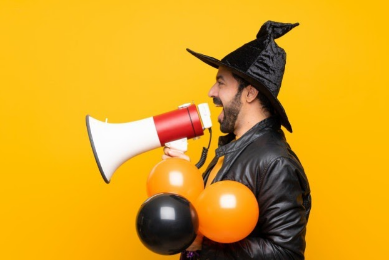 Cha mẹ hãy tận dụng những quả bóng bay màu cam và đen đúng gu ngày lễ để bé tiến hành trò chơi đuổi bắt bóng bay