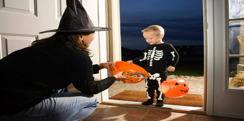 Trò chơi Halloween truyền thống “trick or treat”...cho kẹo hay bị ghẹo 