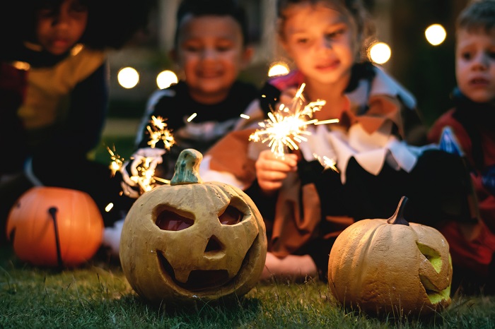 Cha mẹ đừng quyên kể chuyện về đêm Halloween cho bé nhé
