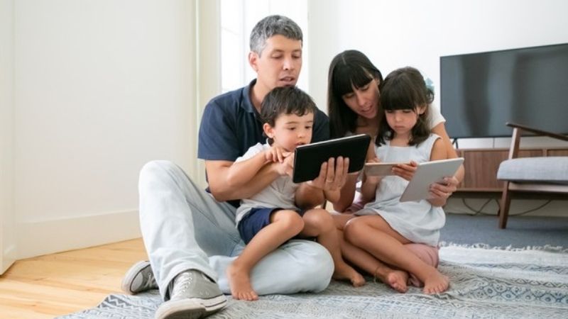 Quản lý chặt chẽ thời gian sử dụng điện thoại của con 