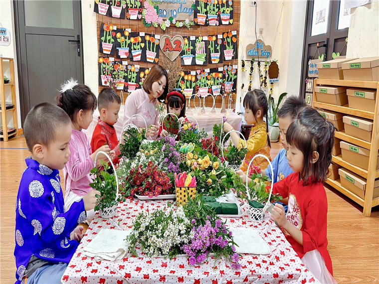 Ảnh có chứa trang phục, người, trẻ tập đi, bàn

Mô tả được tạo tự động