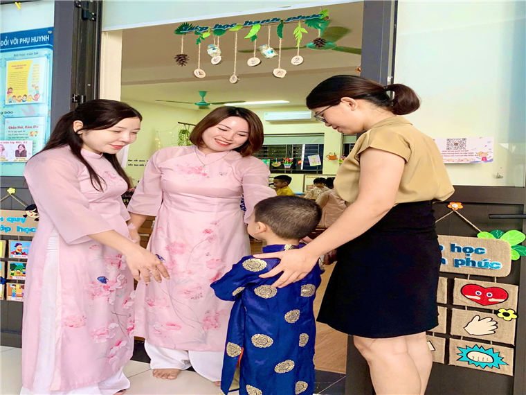 Ảnh có chứa trang phục, người, váy, Mặt người

Mô tả được tạo tự động