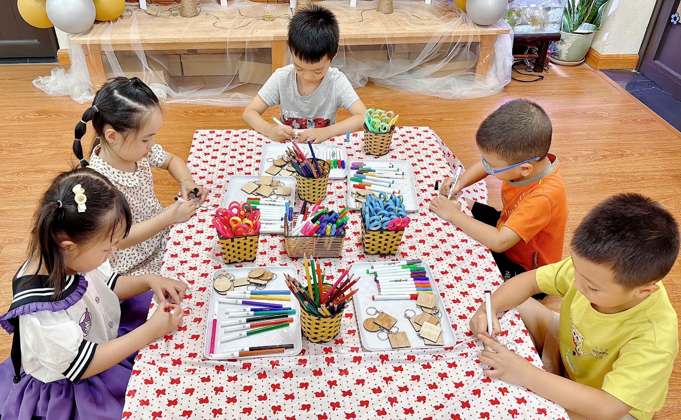 Ảnh có chứa trang phục, trẻ tập đi, người, Mặt người

Mô tả được tạo tự động