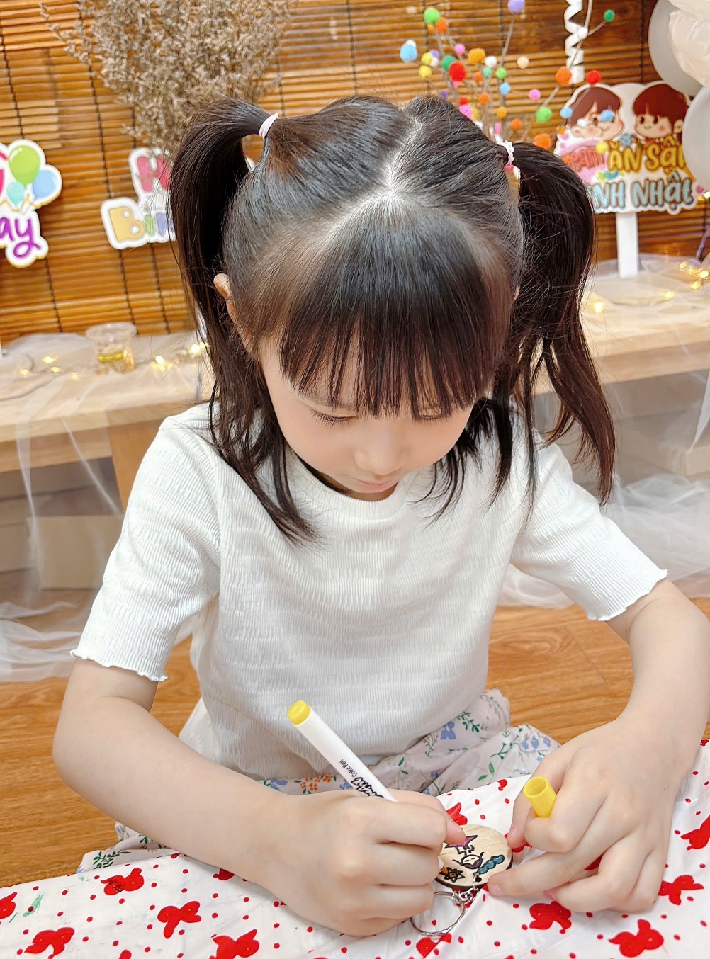 Ảnh có chứa người, Mặt người, trang phục, trong nhà

Mô tả được tạo tự động