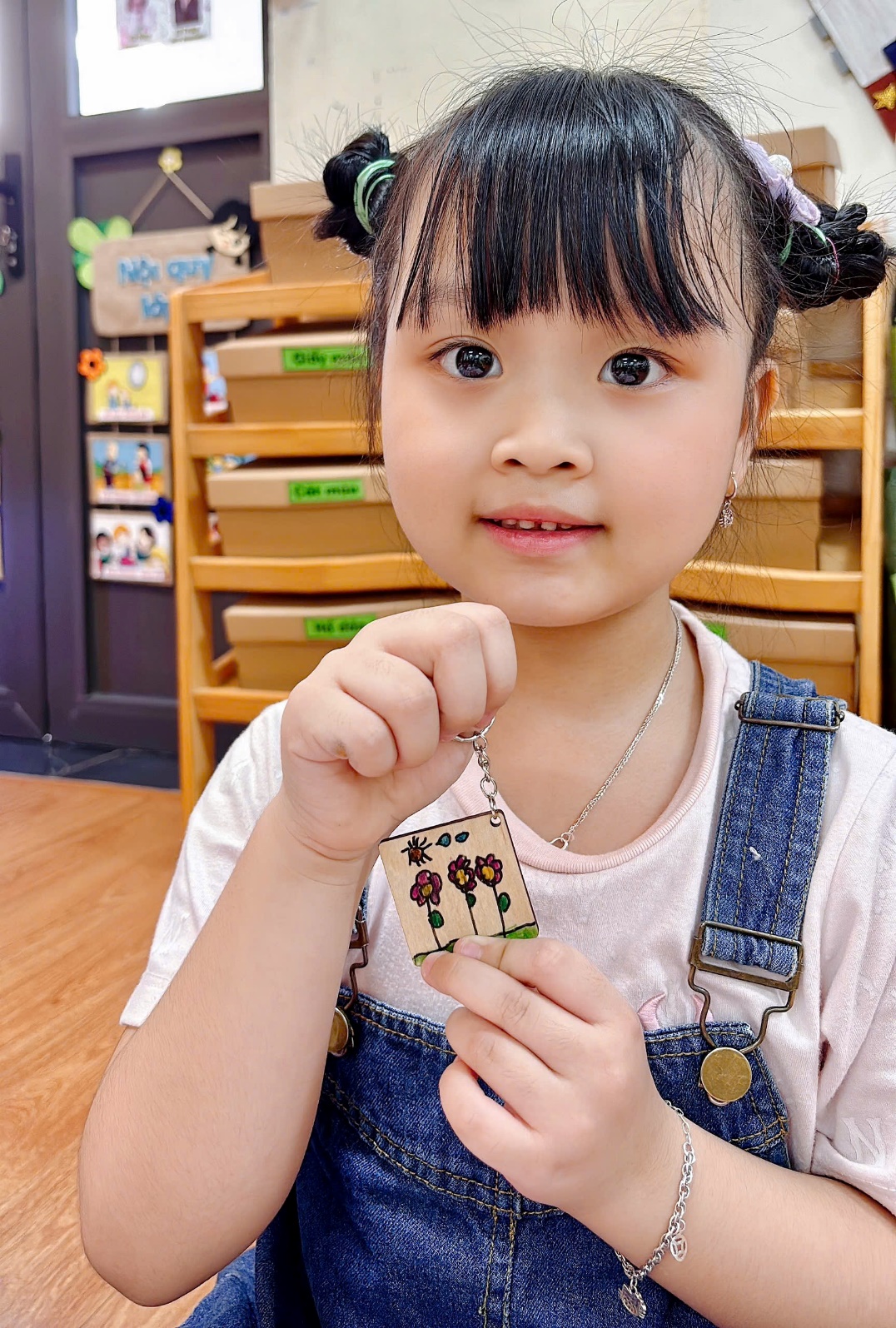 Ảnh có chứa người, Mặt người, trẻ tập đi, trang phục

Mô tả được tạo tự động