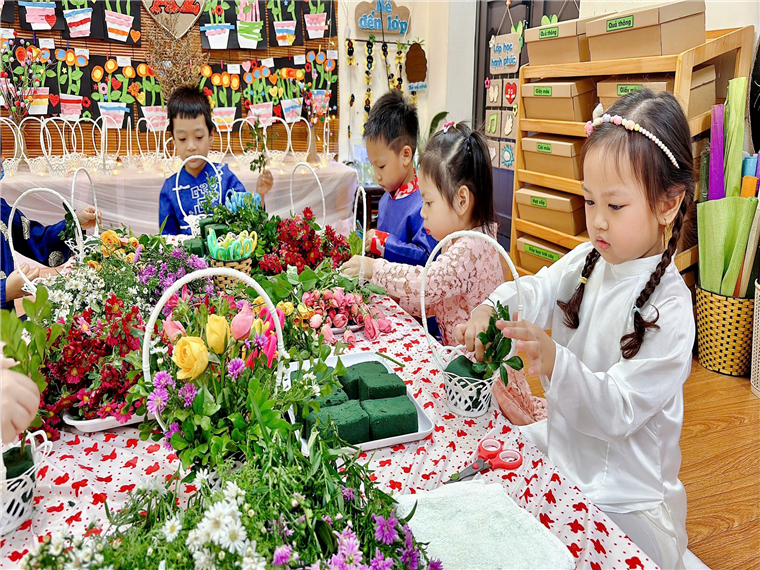 Ảnh có chứa người, trang phục, hiện trường, Thiết kế hoa cỏ

Mô tả được tạo tự động