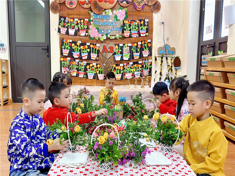 Ảnh có chứa trang phục, người, hoa, cậu bé

Mô tả được tạo tự động