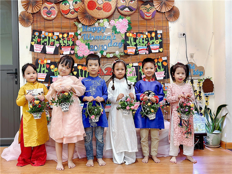 Ảnh có chứa người, trang phục, trong nhà, Thiết kế hoa cỏ

Mô tả được tạo tự động