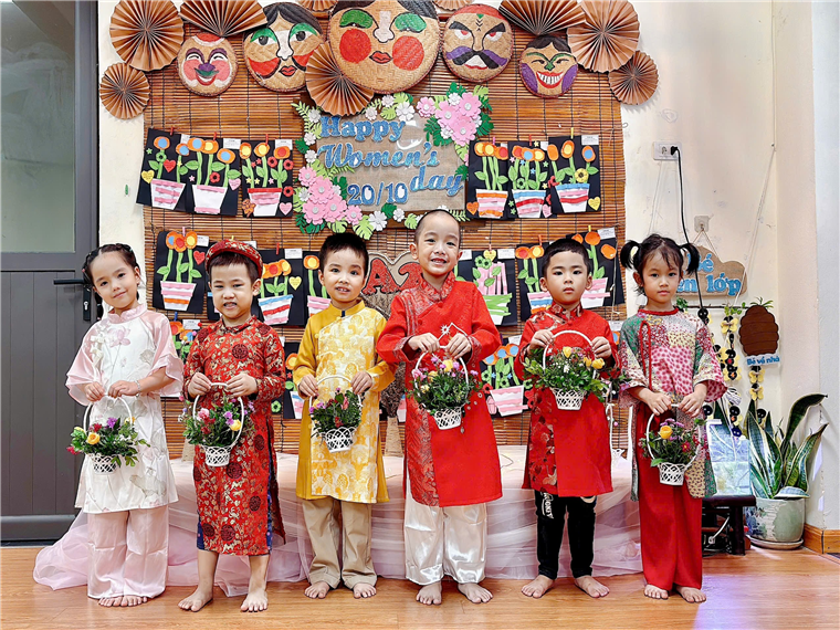 Ảnh có chứa người, trang phục, hoa, Truyền thống

Mô tả được tạo tự động