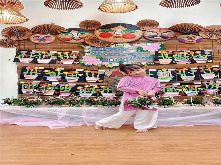 Ảnh có chứa trang phục, tường, Khiêu vũ, người

Mô tả được tạo tự động