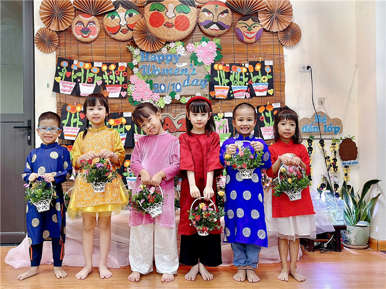 Ảnh có chứa trang phục, người, trong nhà, cười

Mô tả được tạo tự động