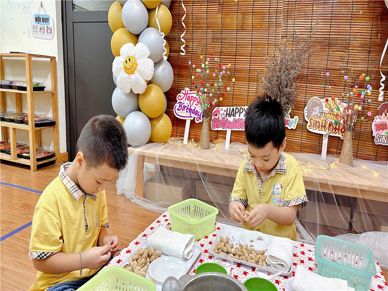 Ảnh có chứa trang phục, người, trong nhà, cậu bé

Mô tả được tạo tự động