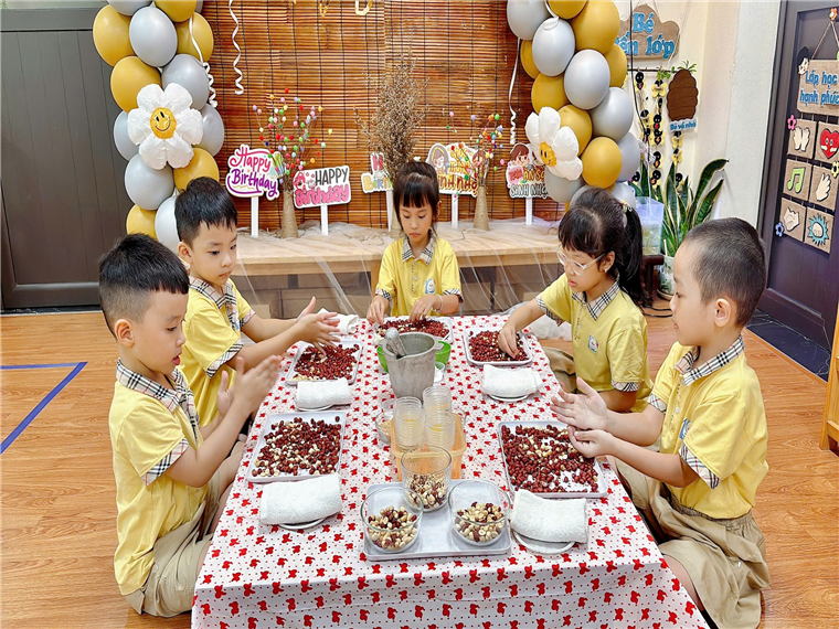 Ảnh có chứa người, bàn, trang phục, hoa

Mô tả được tạo tự động