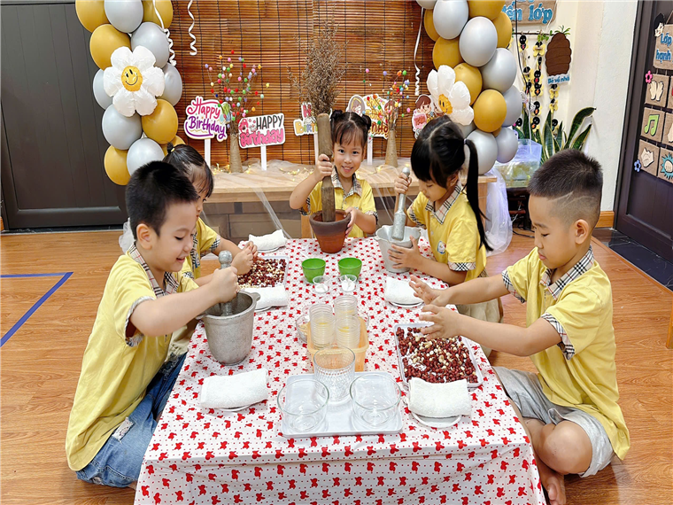 Ảnh có chứa người, trang phục, trong nhà, Mặt người

Mô tả được tạo tự động