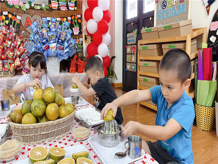Ảnh có chứa người, trang phục, trong nhà, thực phẩm

Mô tả được tạo tự động