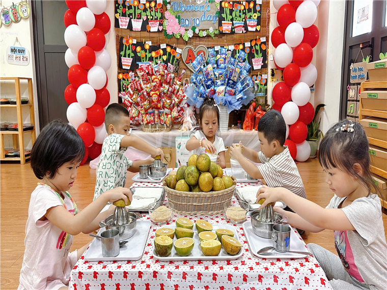 Ảnh có chứa trang phục, người, cậu bé, bàn

Mô tả được tạo tự động