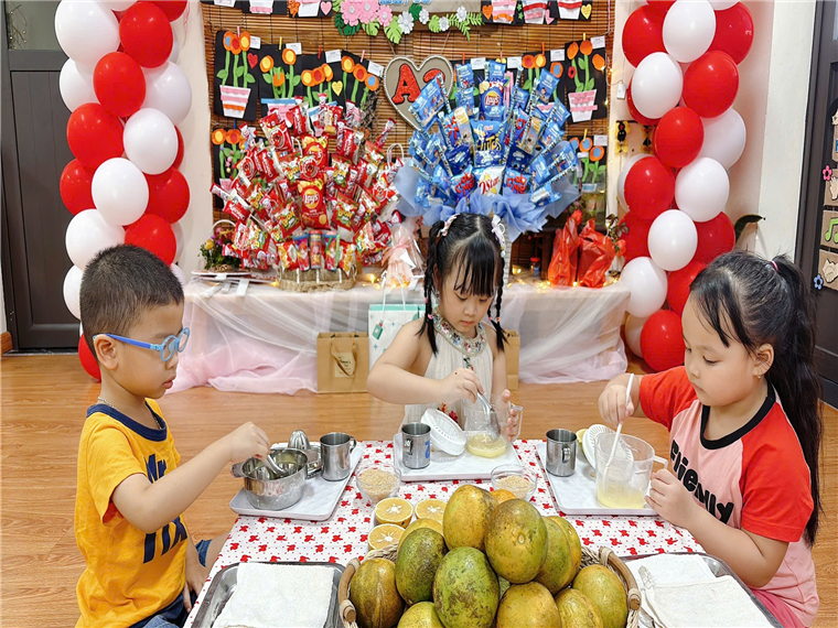 Ảnh có chứa trang phục, người, trái cây, cô gái

Mô tả được tạo tự động