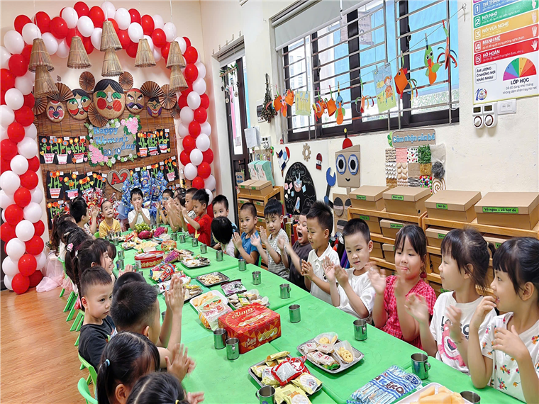 Ảnh có chứa trong nhà, trang phục, cô gái, Mặt người

Mô tả được tạo tự động