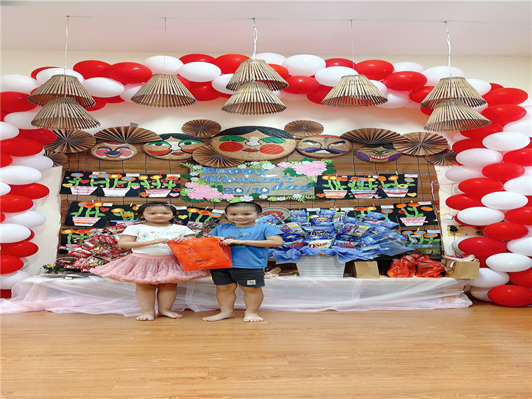 Ảnh có chứa giáng sinh, trong nhà, Đồ dùng cho tiệc, Đêm Giáng sinh

Mô tả được tạo tự động