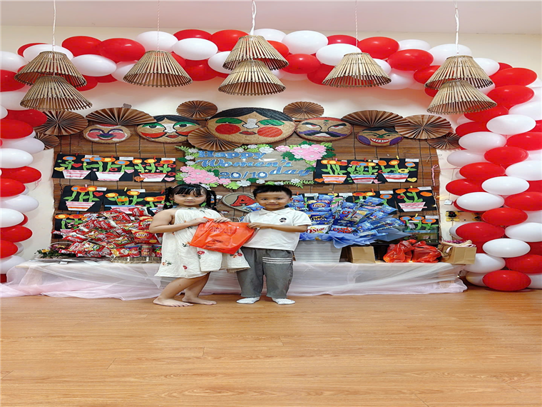 Ảnh có chứa giáng sinh, trong nhà, tường, đồ trang trí

Mô tả được tạo tự động