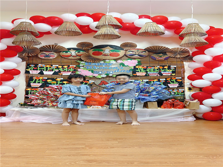 Ảnh có chứa giáng sinh, trong nhà, búp bê, Đồ dùng cho tiệc

Mô tả được tạo tự động