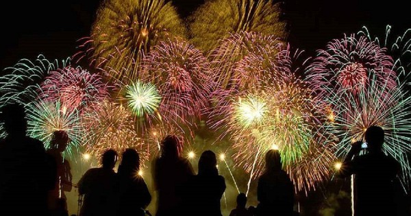 Hốt bạc" nhờ bán chỗ ngồi xem pháo hoa đêm Giao thừa