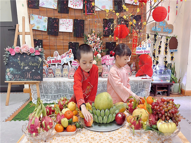 Ảnh có chứa Thiết kế hoa cỏ, hoa, Cắm hoa, người

Mô tả được tạo tự động