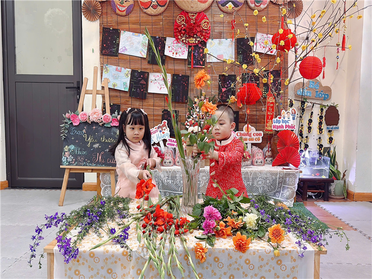 Ảnh có chứa Cắm hoa, Thiết kế hoa cỏ, Nghề bán hoa, bó hoa

Mô tả được tạo tự động