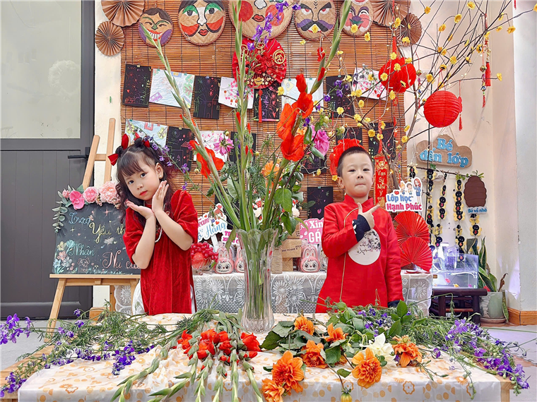 Ảnh có chứa Thiết kế hoa cỏ, Cắm hoa, Nghề bán hoa, người

Mô tả được tạo tự động