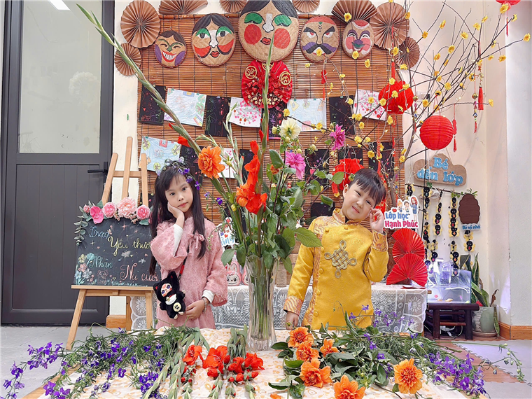 Ảnh có chứa Thiết kế hoa cỏ, Cắm hoa, Nghề bán hoa, Hoa cắt cắm

Mô tả được tạo tự động