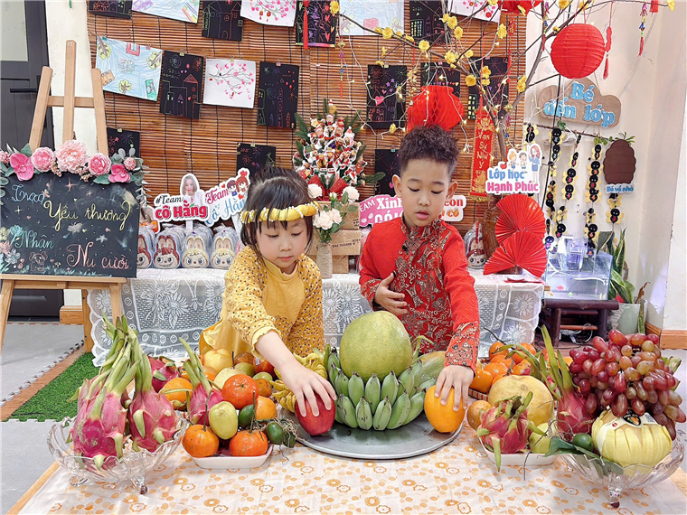 Ảnh có chứa Thức ăn tự nhiên, Thức ăn địa phương, Thực phẩm toàn phần, người

Mô tả được tạo tự động