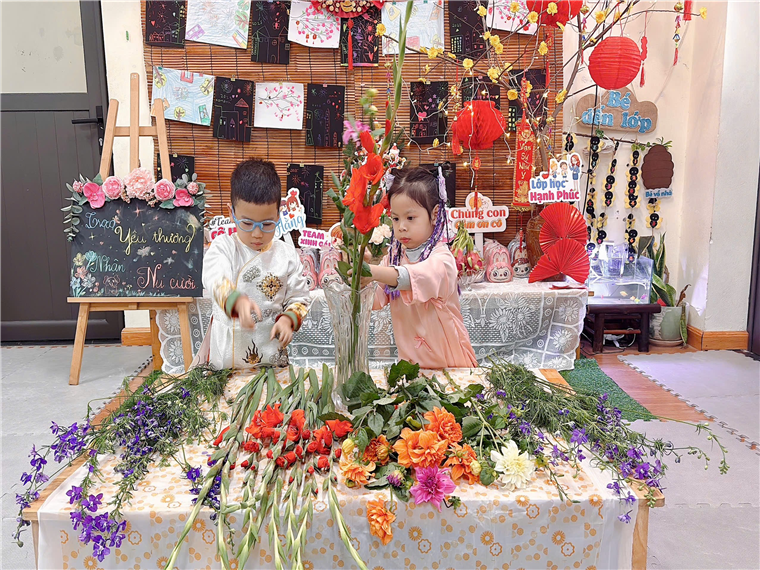 Ảnh có chứa Cắm hoa, Thiết kế hoa cỏ, Nghề bán hoa, Hoa cắt cắm

Mô tả được tạo tự động